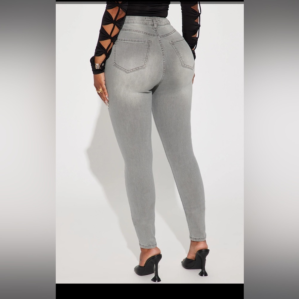 FASHION NOVA. SIZE 5. GREY.